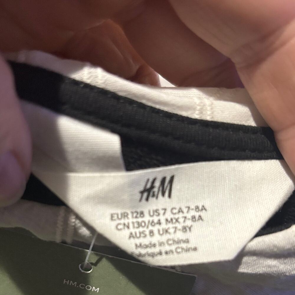 H & m 7/8 Glow-in-the-Dark Skeleton
Sweatshirt Set for Kids new with tags nwt - Picture 6 of 15